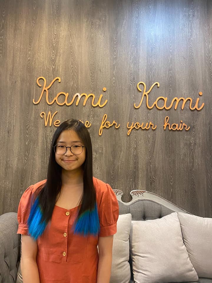 Kami Salon stylist working with client